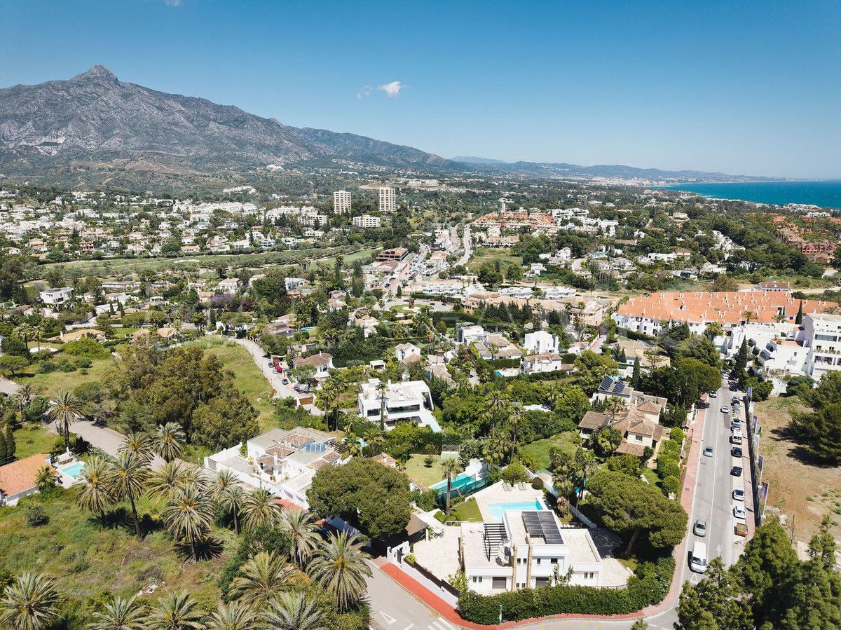 Buy villa with 4 bedrooms in Nueva Andalucia