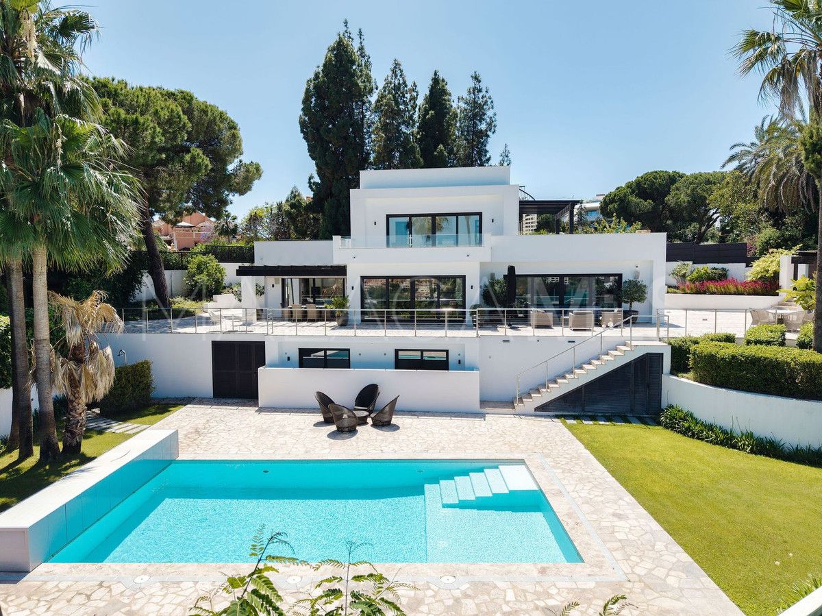 Buy villa with 4 bedrooms in Nueva Andalucia