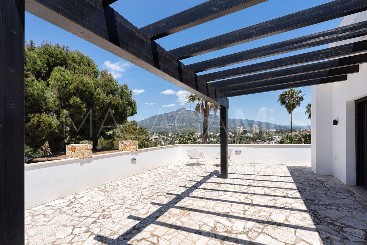 Buy villa with 4 bedrooms in Nueva Andalucia
