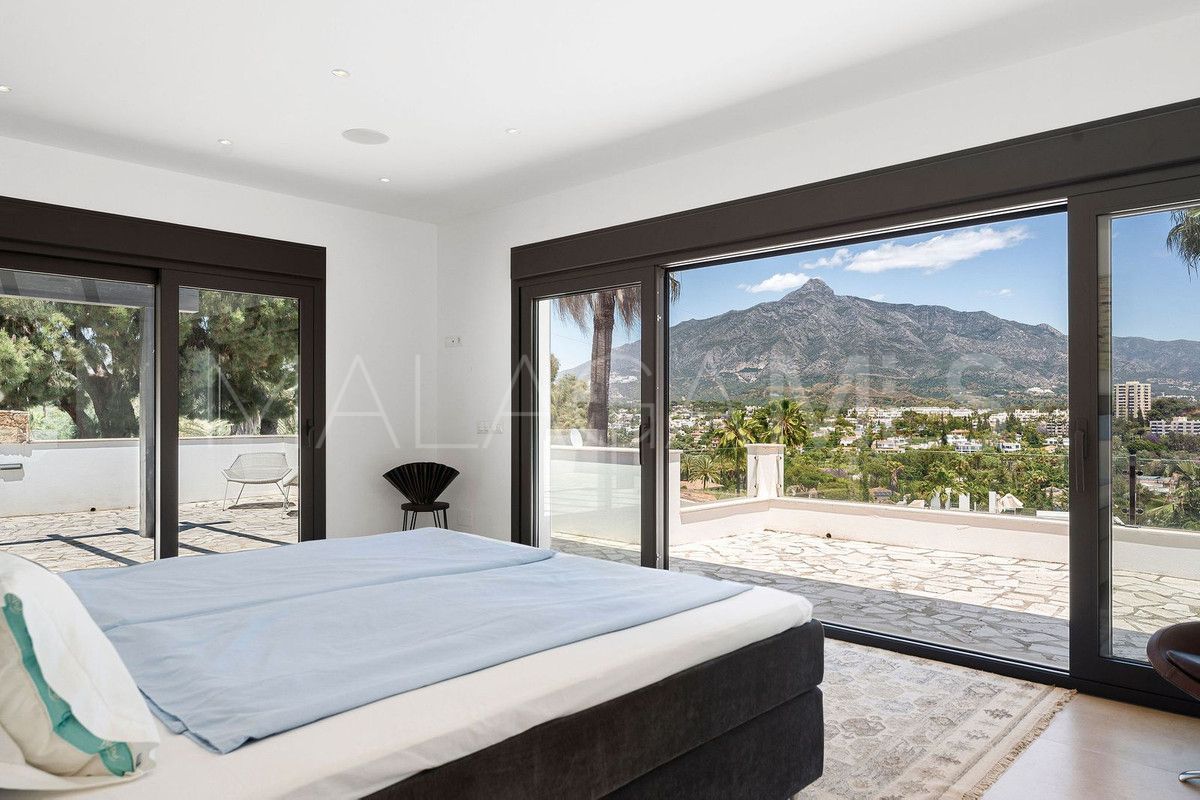 Buy villa with 4 bedrooms in Nueva Andalucia