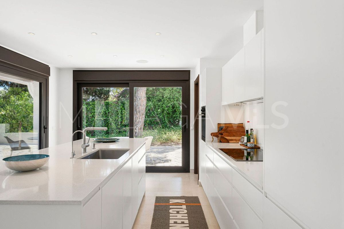 Buy villa with 4 bedrooms in Nueva Andalucia