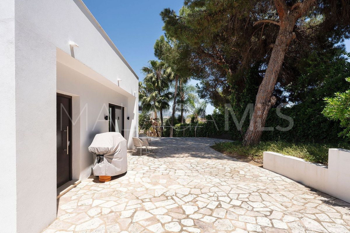 Buy villa with 4 bedrooms in Nueva Andalucia
