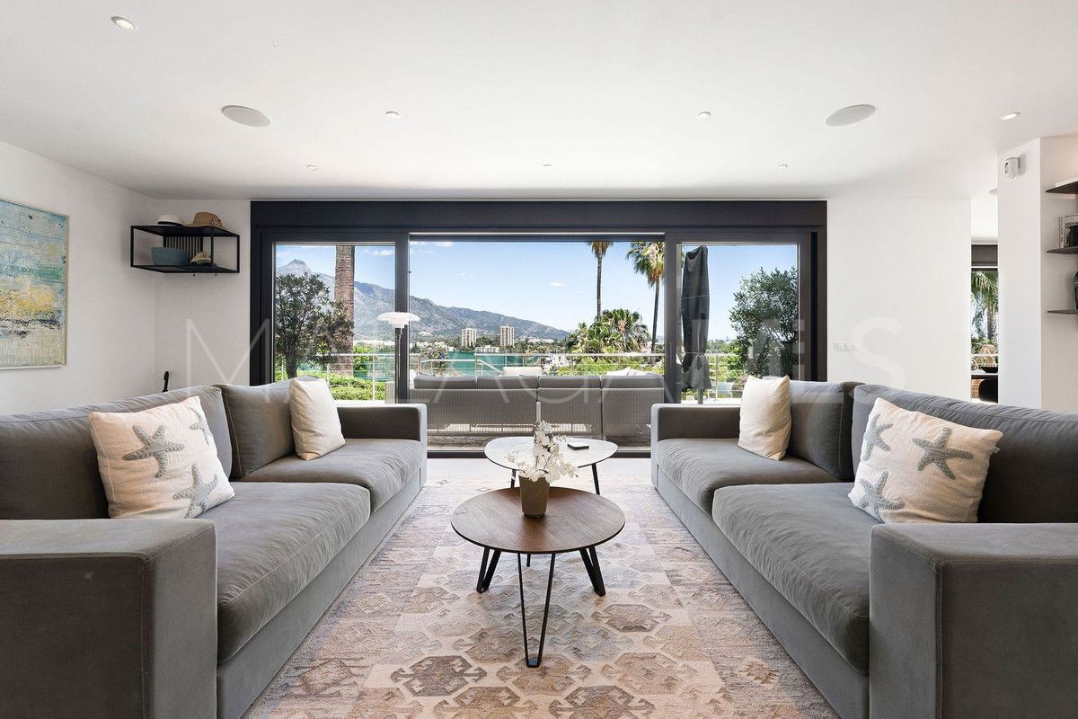 Buy villa with 4 bedrooms in Nueva Andalucia