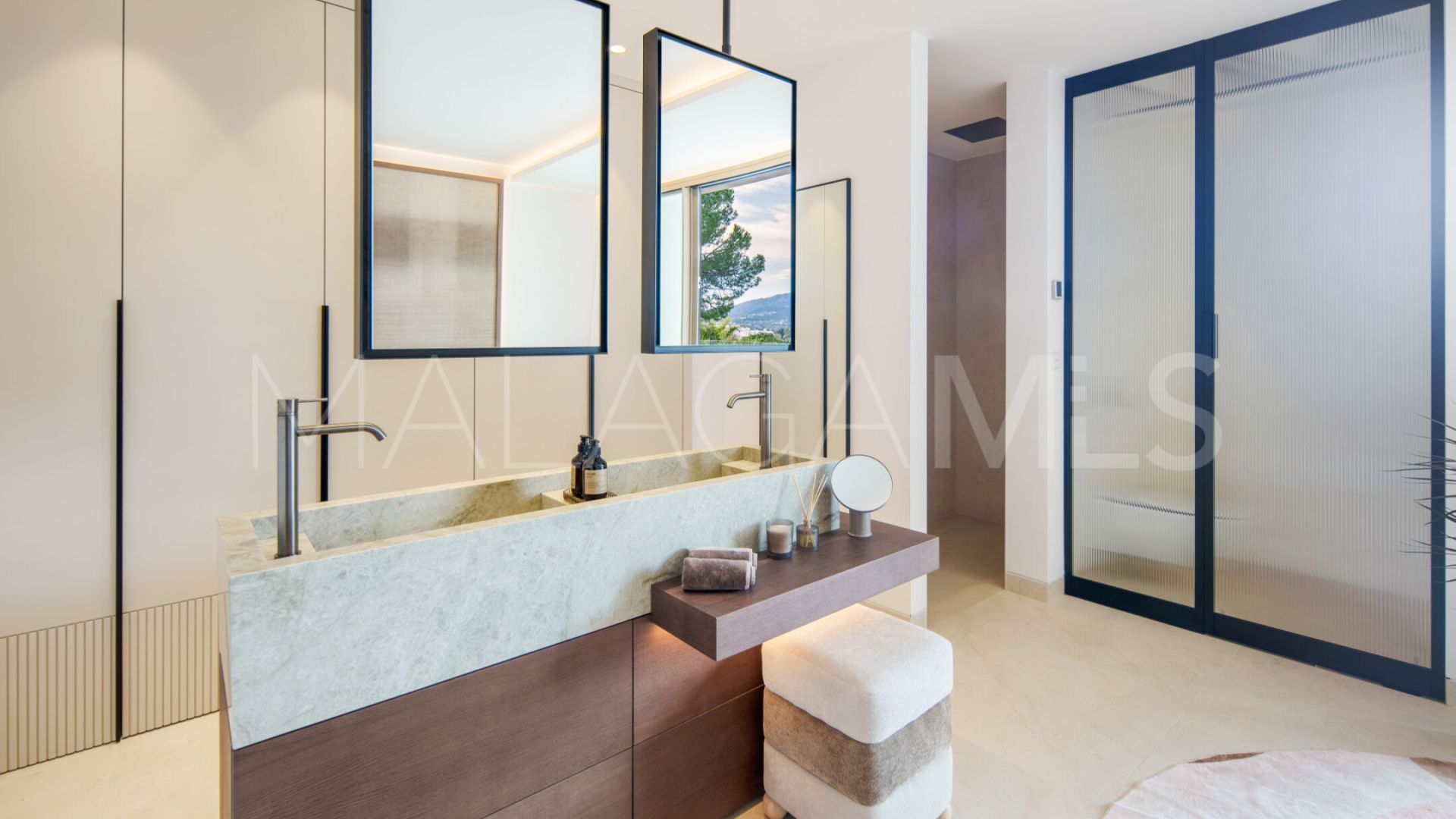 Villa for sale in Nueva Andalucia