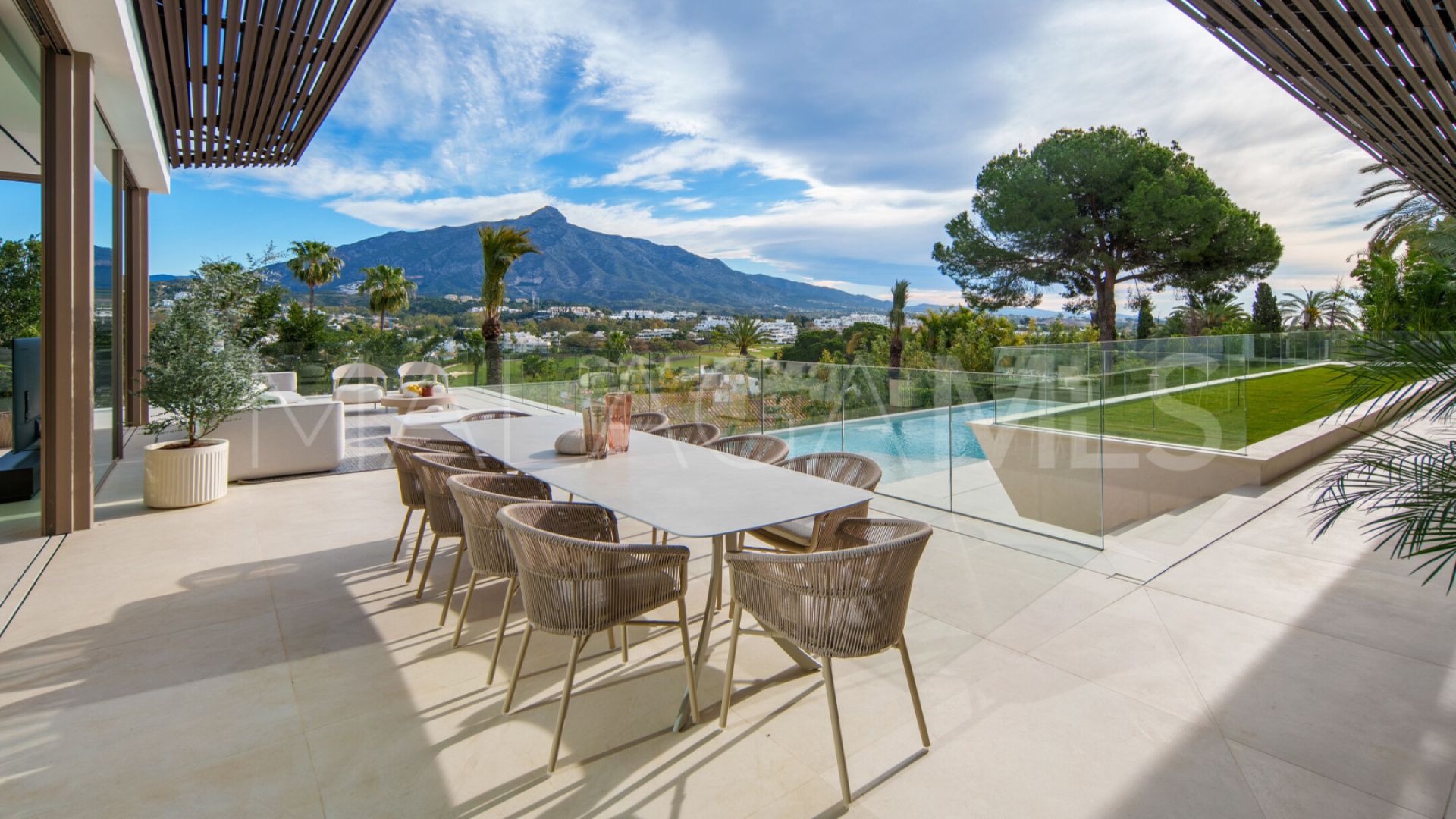 Villa for sale in Nueva Andalucia