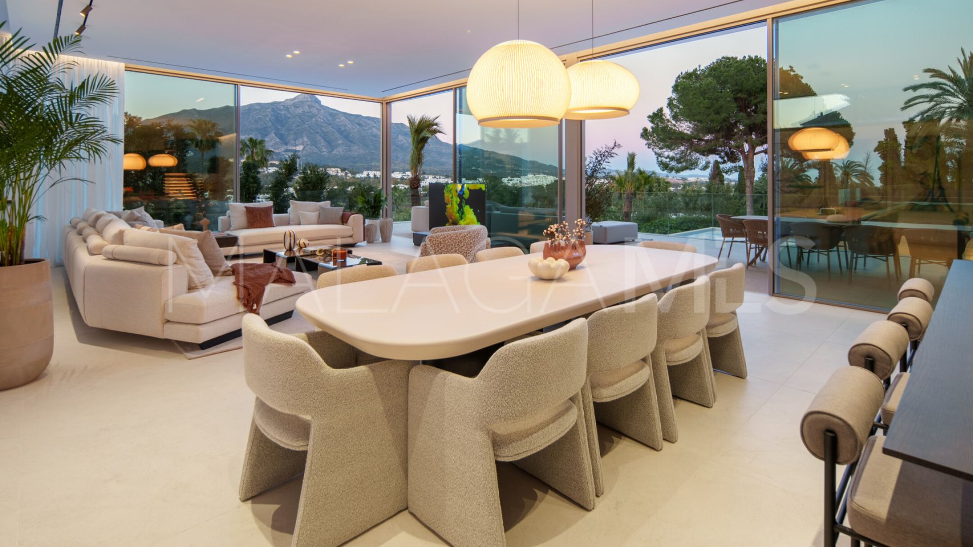 Villa for sale in Nueva Andalucia
