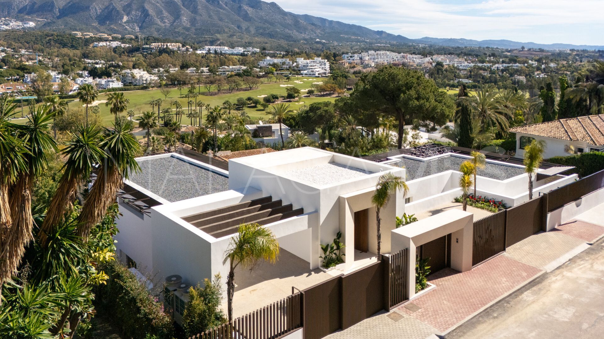 Villa for sale in Nueva Andalucia