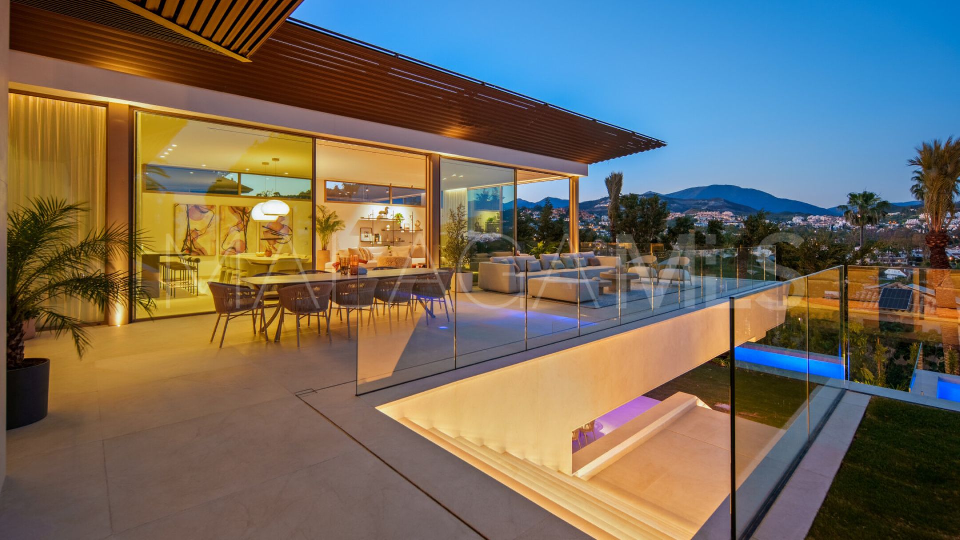 Villa for sale in Nueva Andalucia