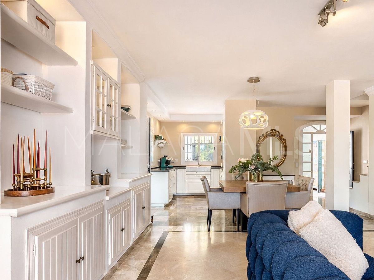 Villa for sale in Nueva Andalucia