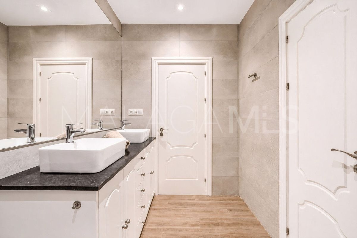 Villa for sale in Nueva Andalucia