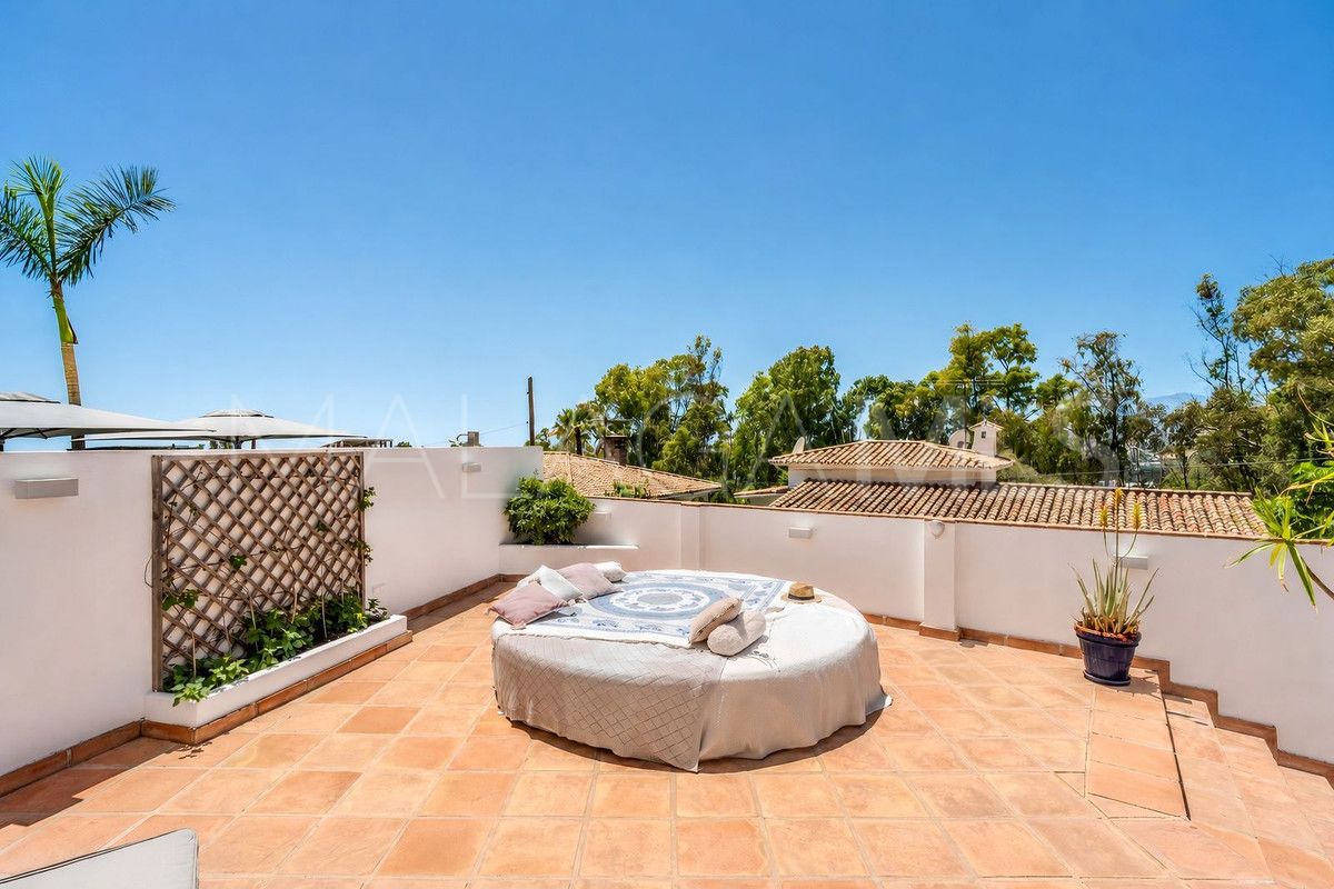 Villa for sale in Nueva Andalucia