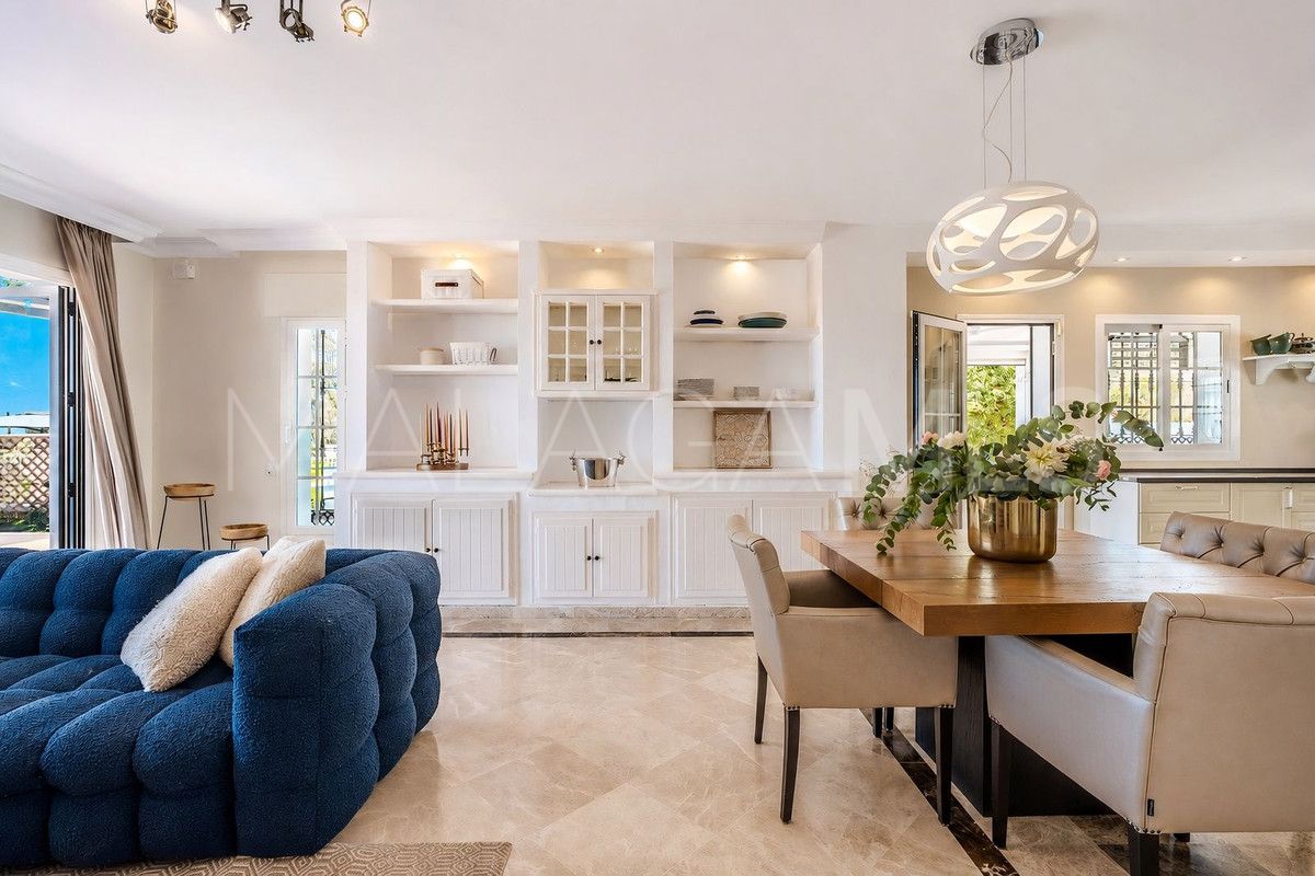 Villa for sale in Nueva Andalucia