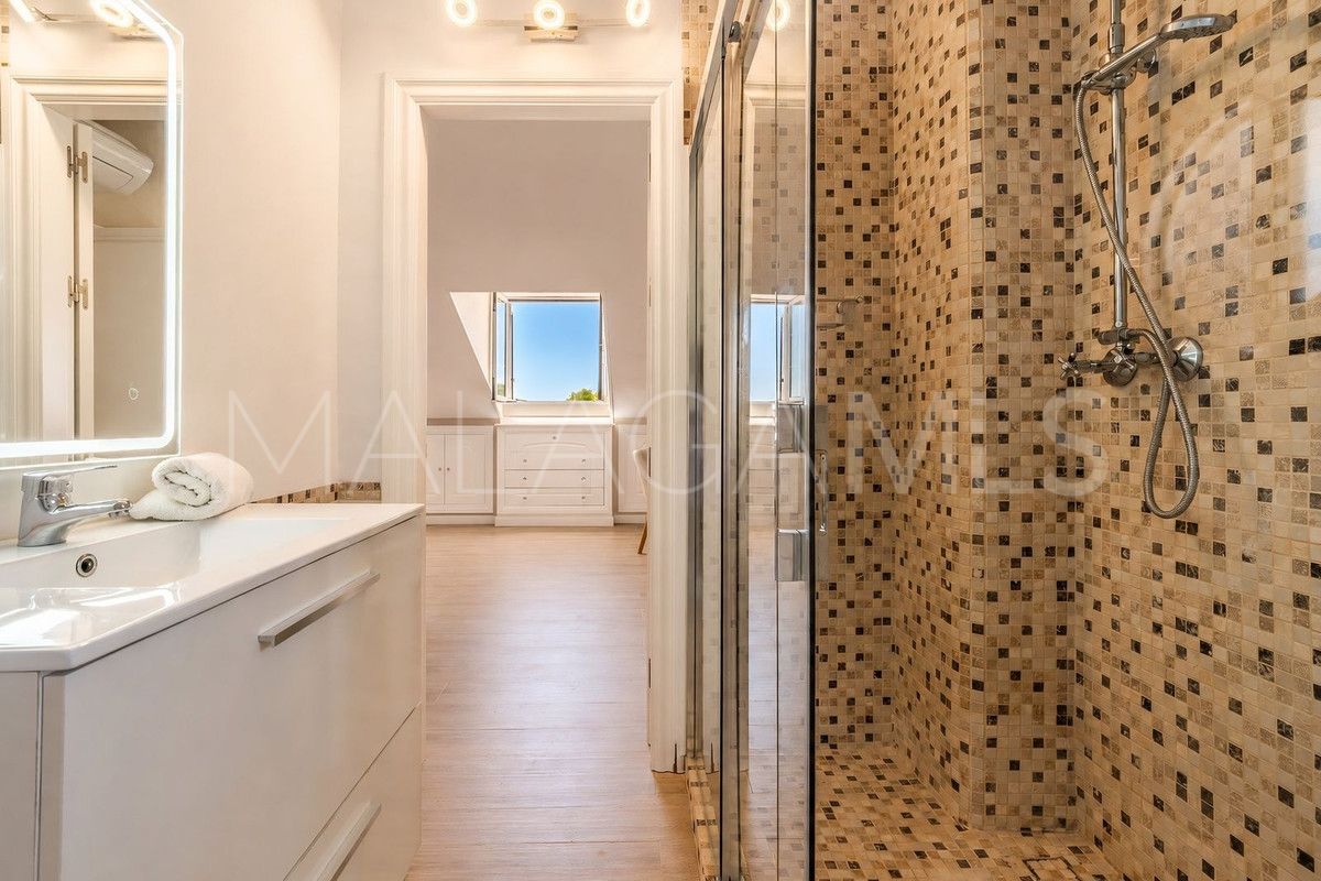 Villa for sale in Nueva Andalucia