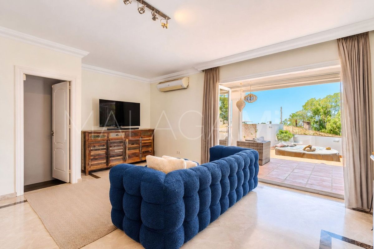 Villa for sale in Nueva Andalucia