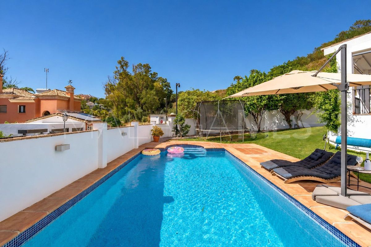Villa for sale in Nueva Andalucia
