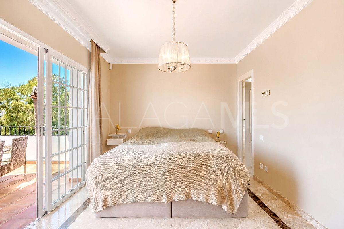 Villa for sale in Nueva Andalucia