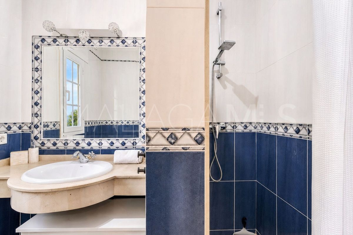 Villa for sale in Nueva Andalucia