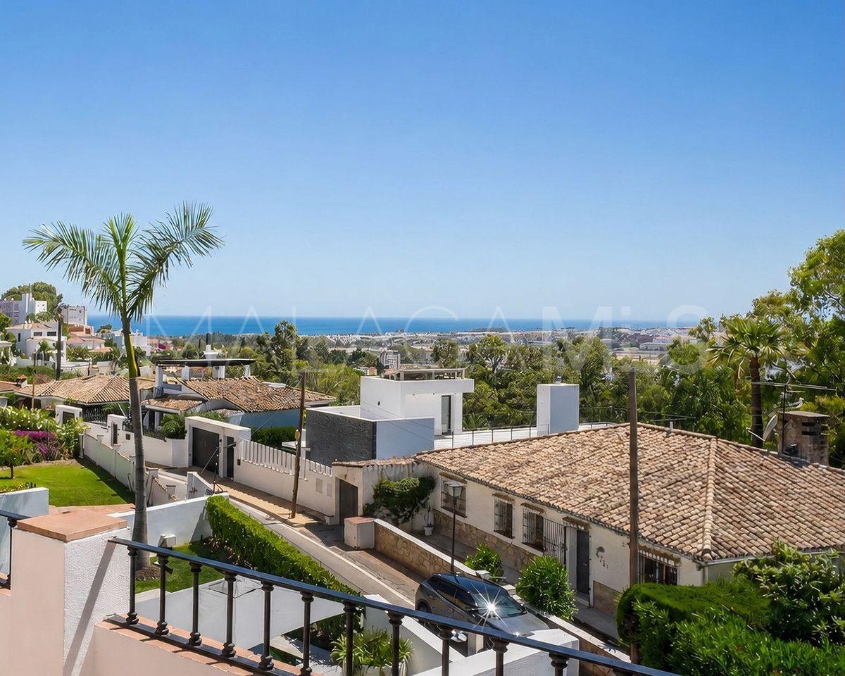 Villa for sale in Nueva Andalucia