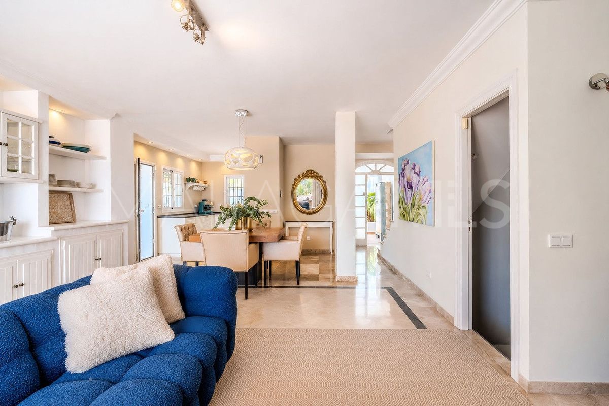 Villa for sale in Nueva Andalucia