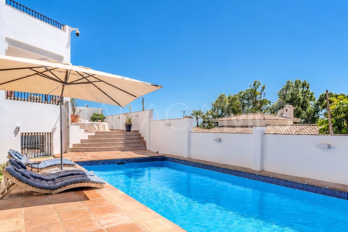Villa for sale in Nueva Andalucia