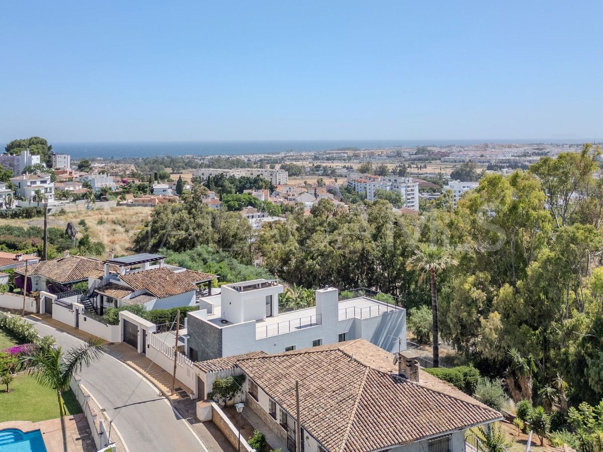 Villa for sale in Nueva Andalucia