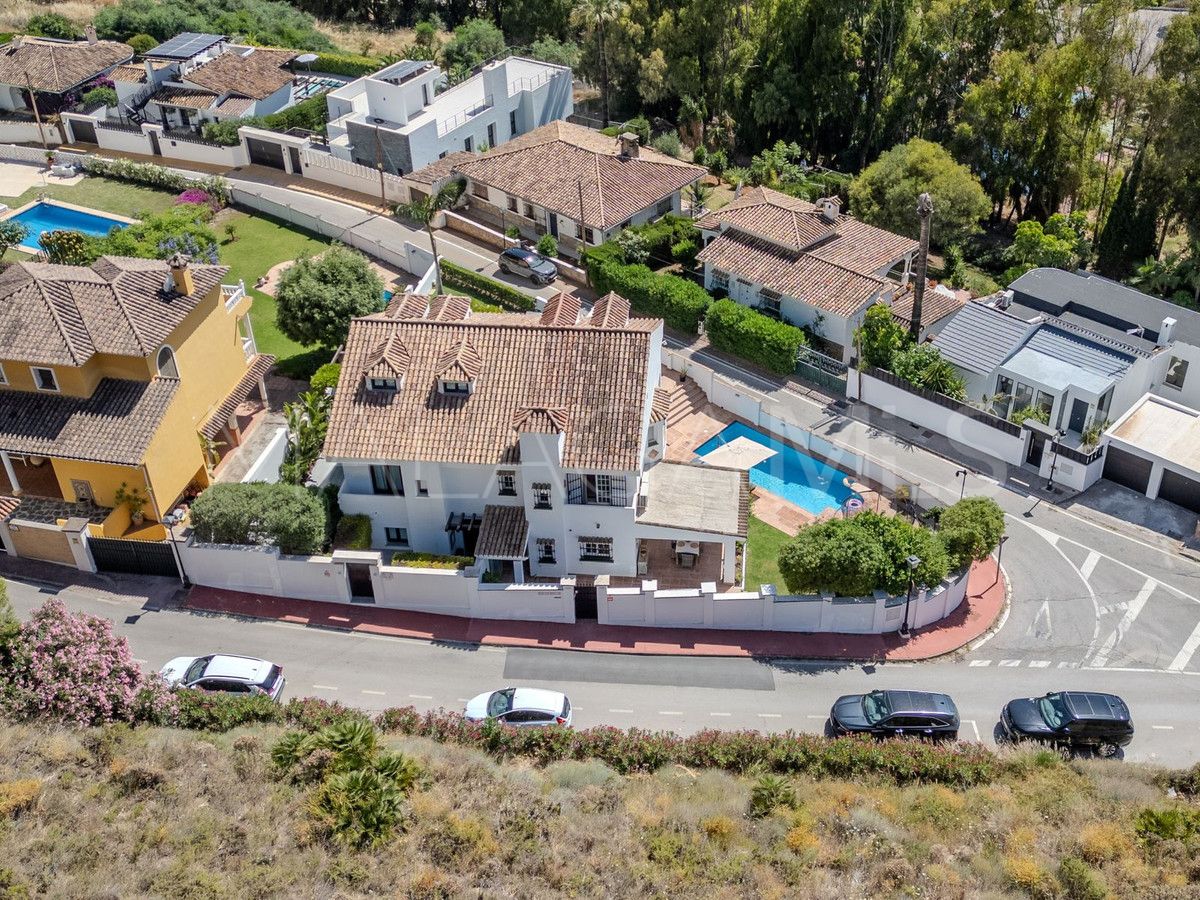 Villa for sale in Nueva Andalucia
