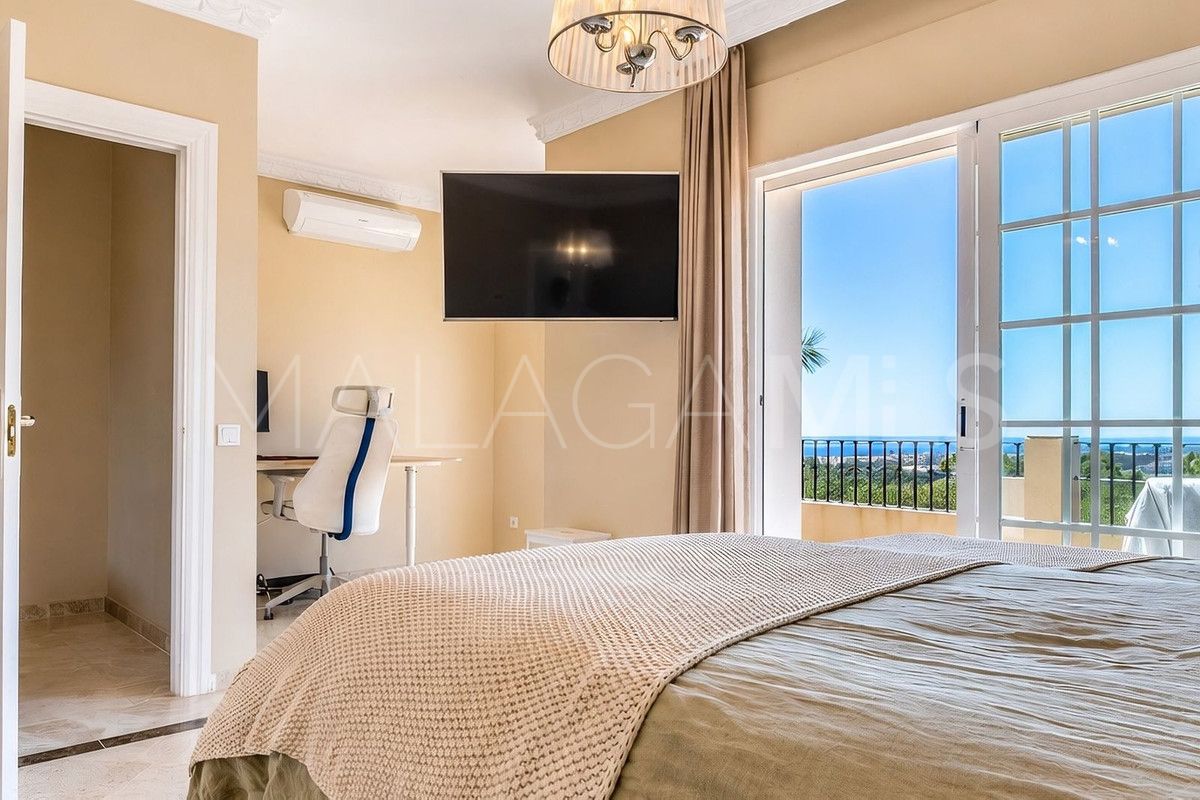 Villa for sale in Nueva Andalucia