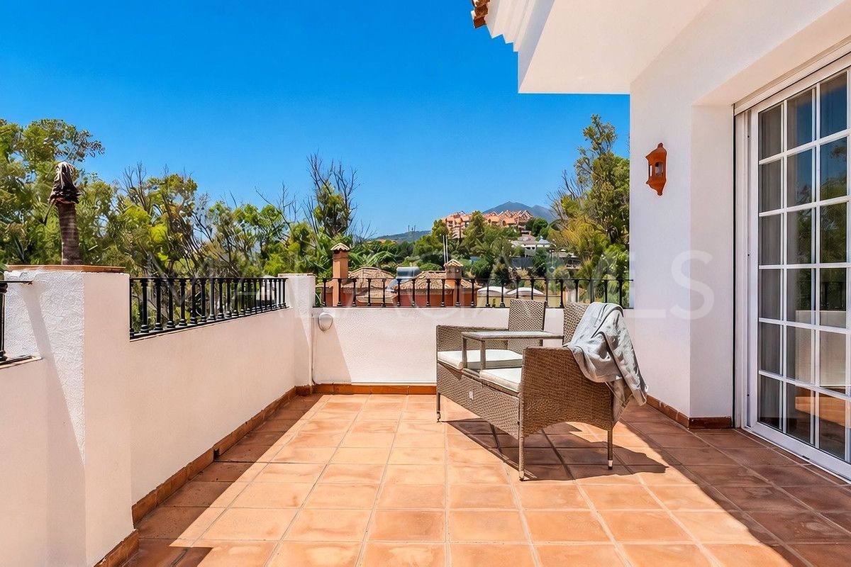 Villa for sale in Nueva Andalucia