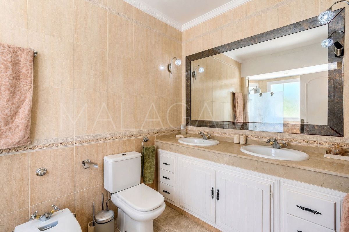 Villa for sale in Nueva Andalucia