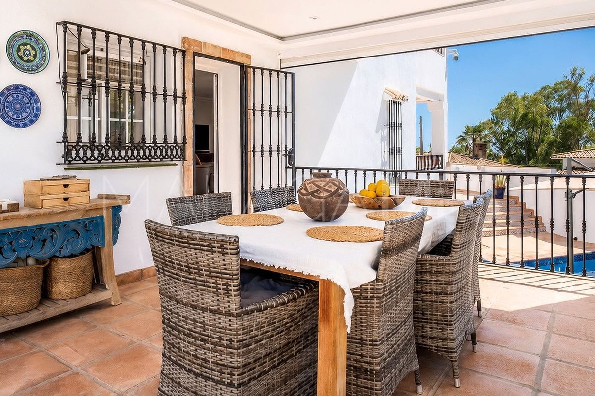Villa for sale in Nueva Andalucia