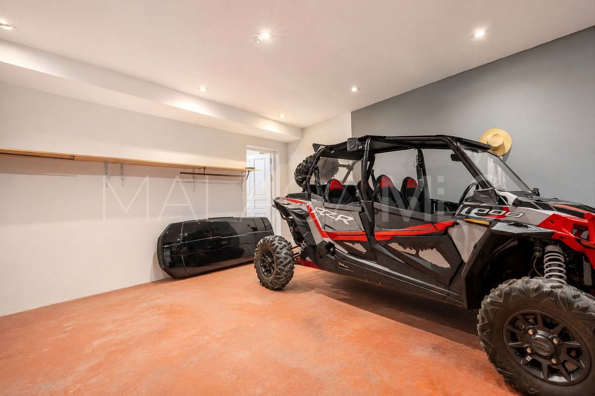Villa for sale in Nueva Andalucia