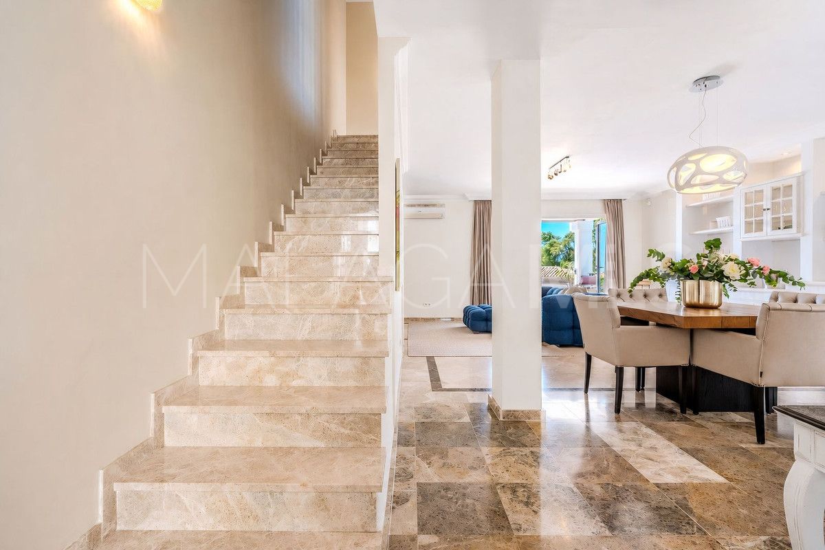 Villa for sale in Nueva Andalucia