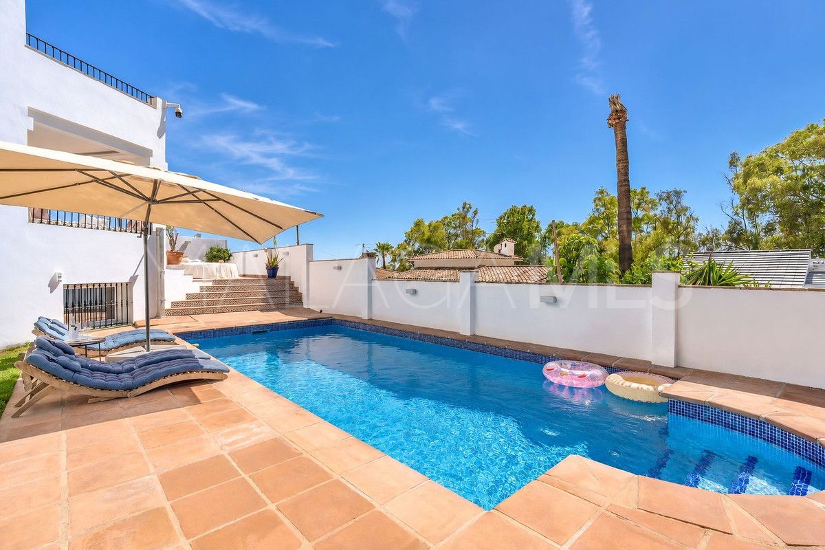 Villa for sale in Nueva Andalucia