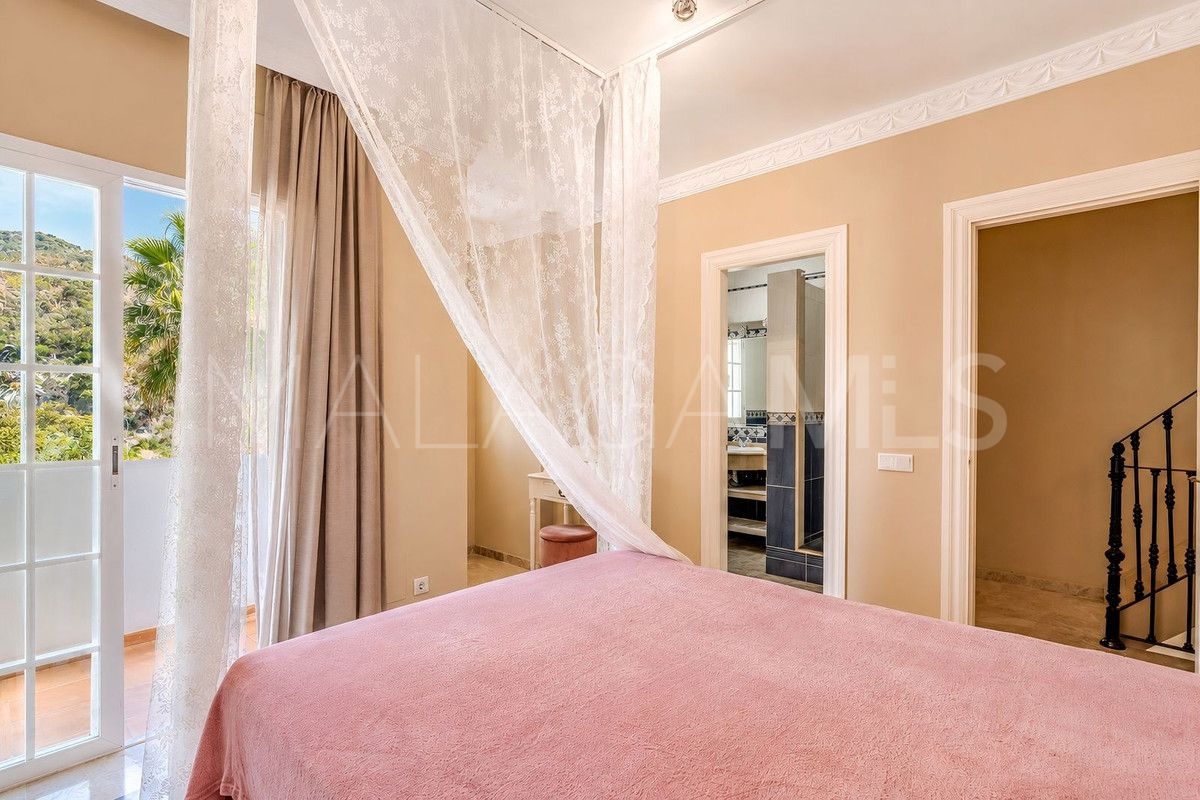 Villa for sale in Nueva Andalucia