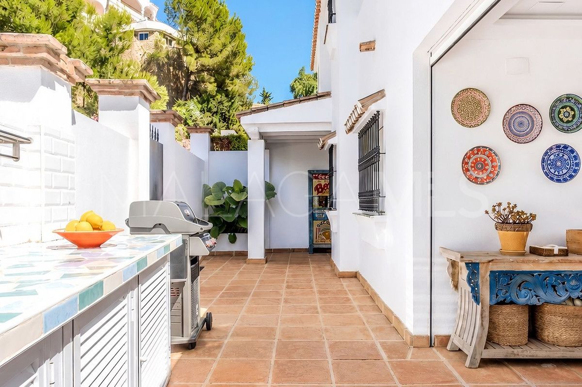 Villa for sale in Nueva Andalucia