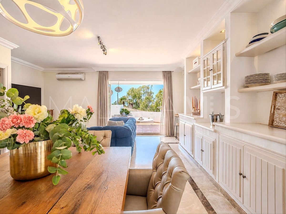 Villa for sale in Nueva Andalucia