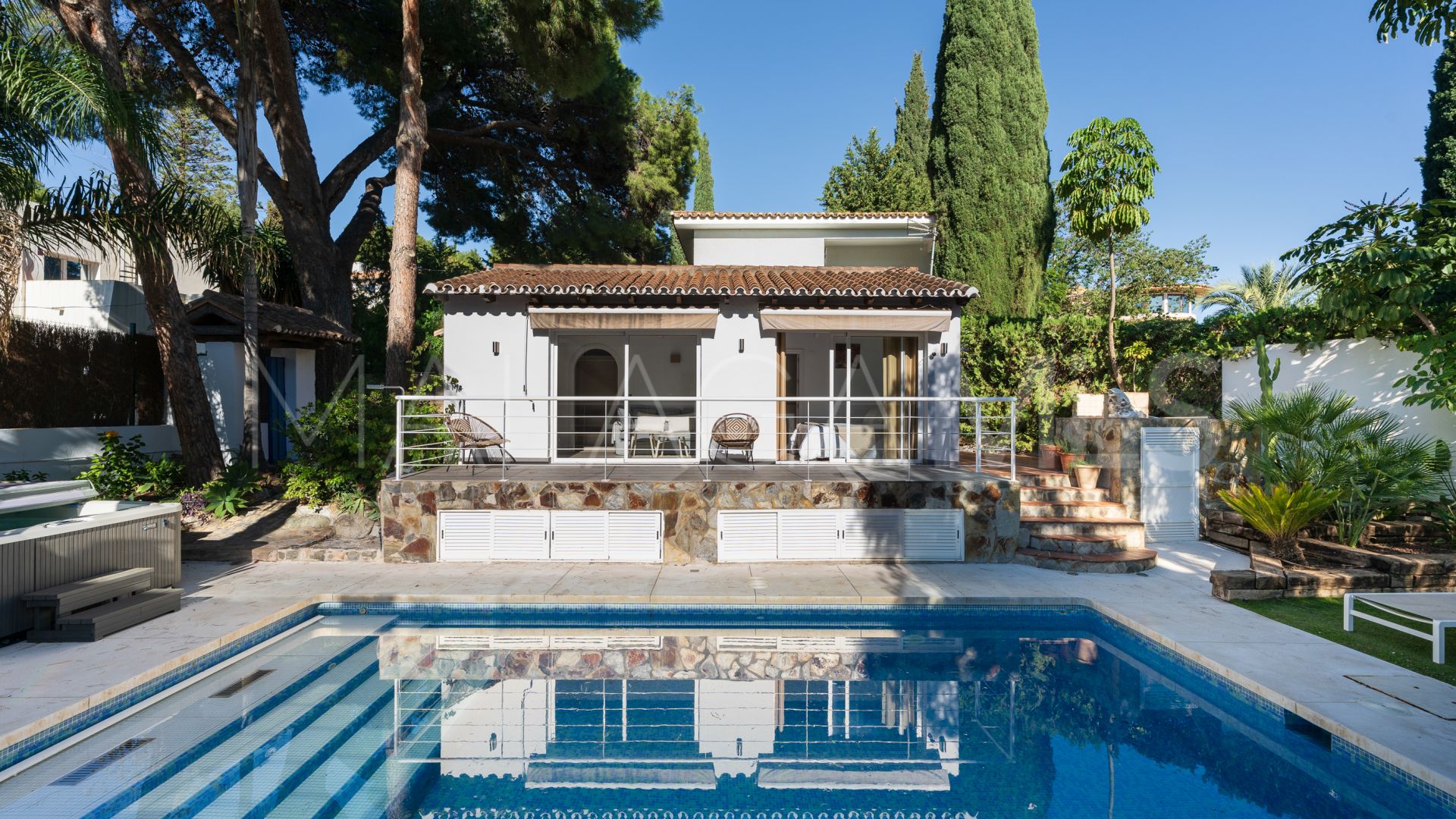 Buy villa in Nueva Andalucia