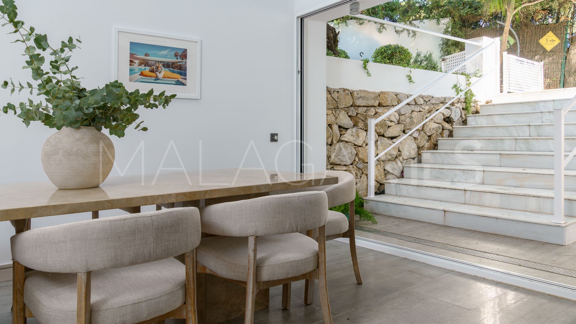 Buy villa in Nueva Andalucia