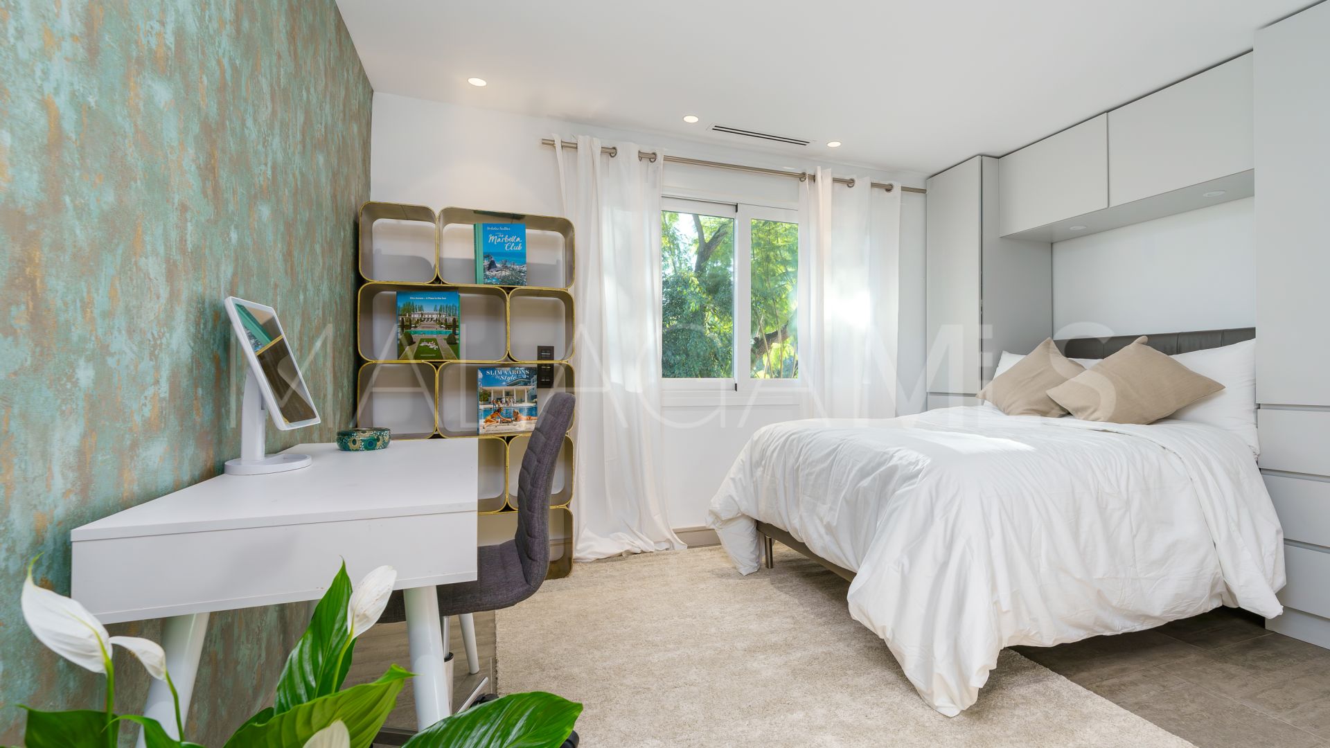 Buy villa in Nueva Andalucia