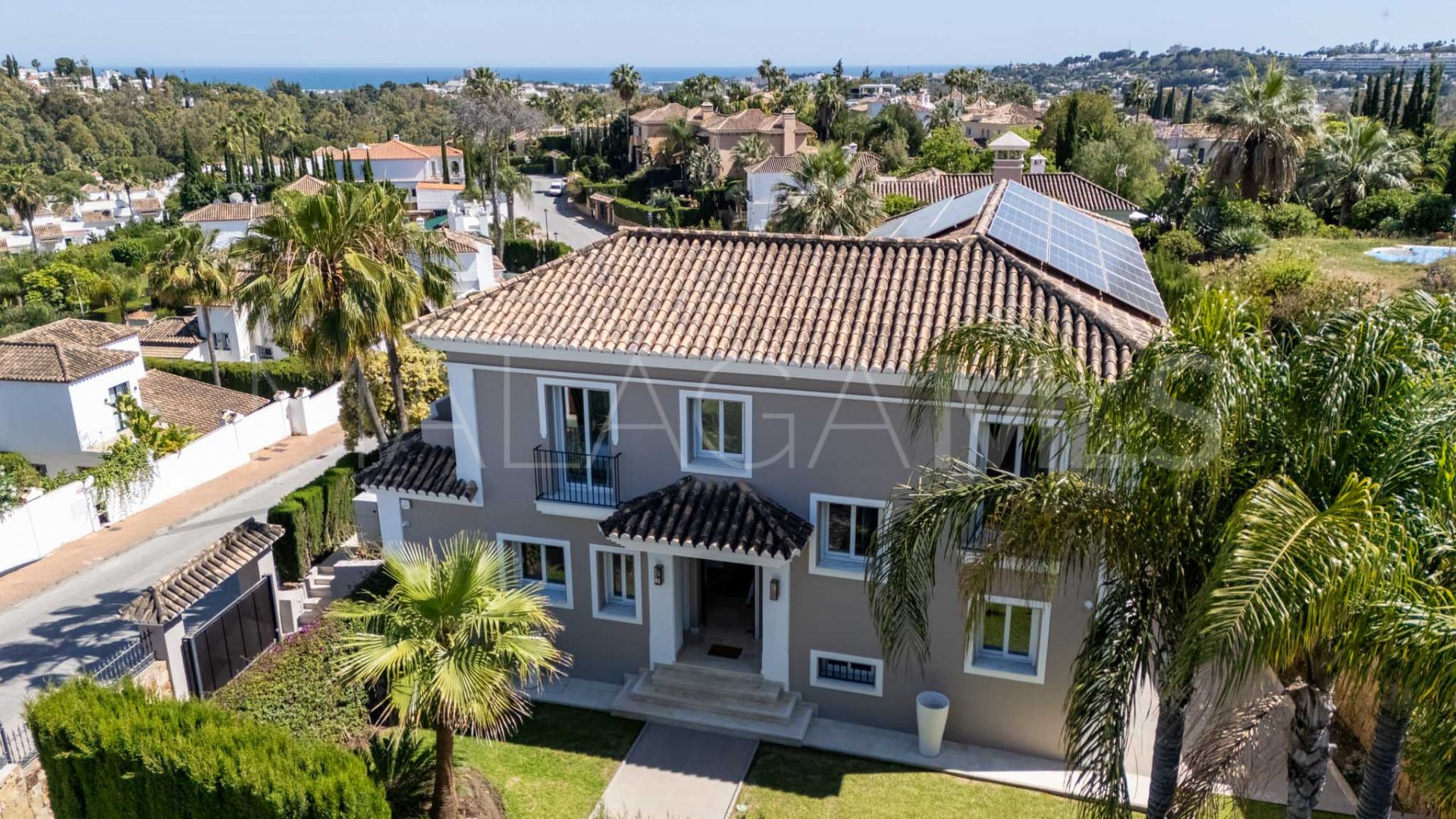 Villa for sale in Nueva Andalucia