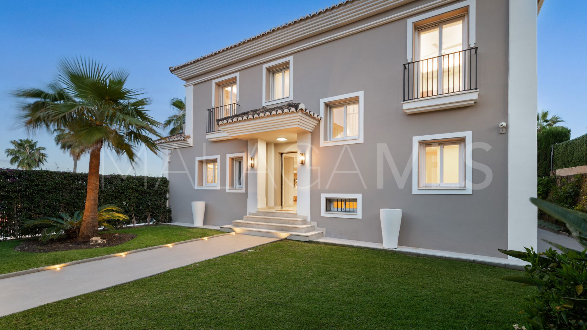 Villa for sale in Nueva Andalucia