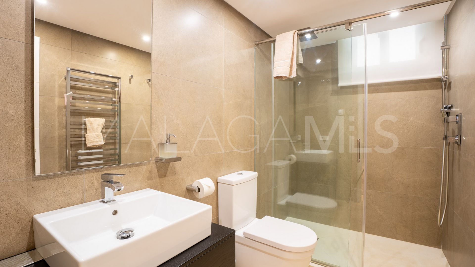 Villa for sale in Nueva Andalucia