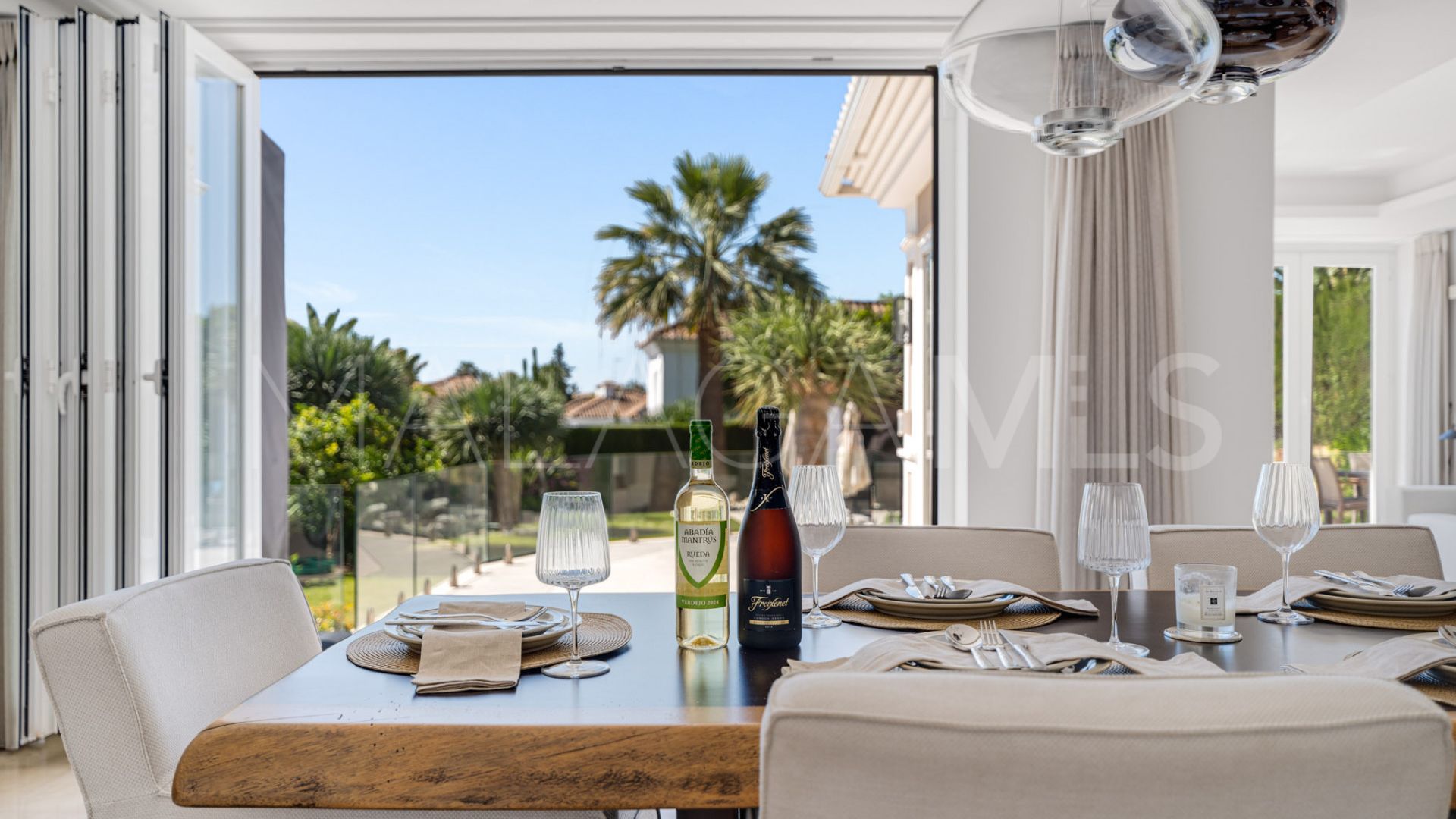 Villa for sale in Nueva Andalucia