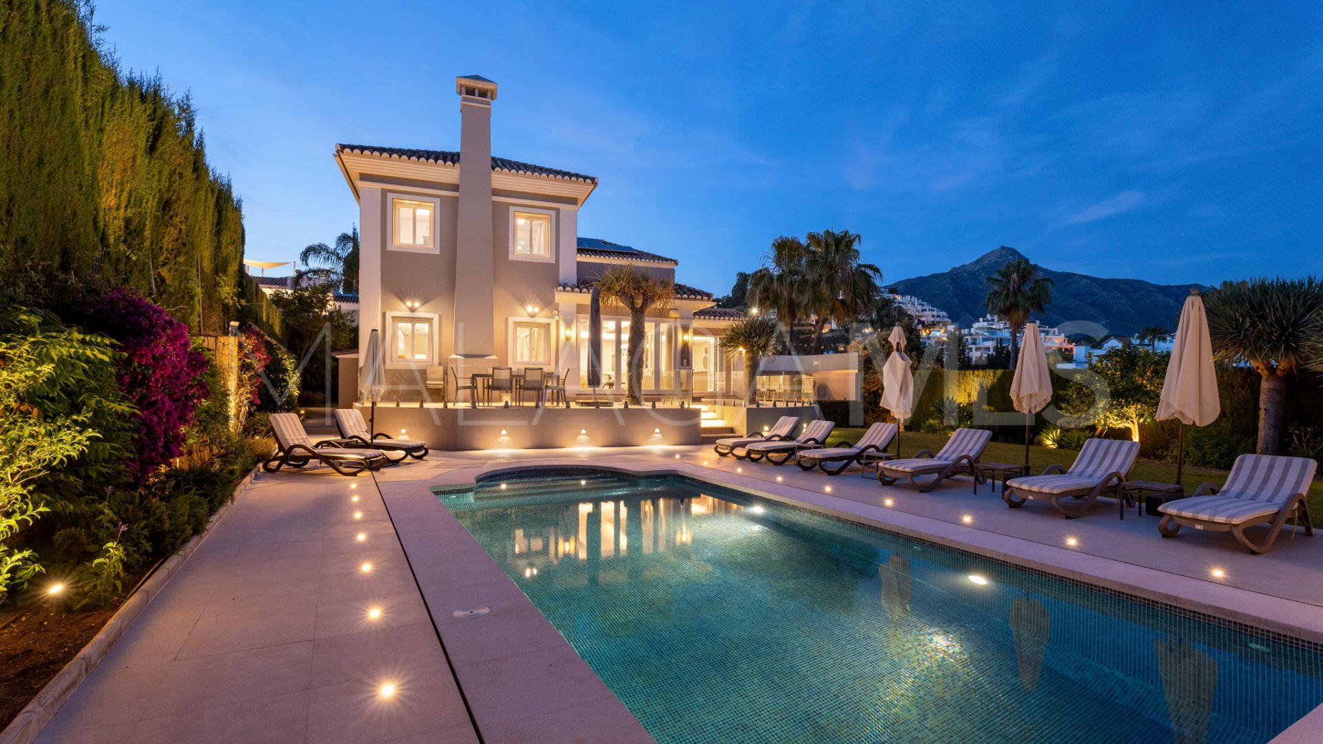 Villa for sale in Nueva Andalucia