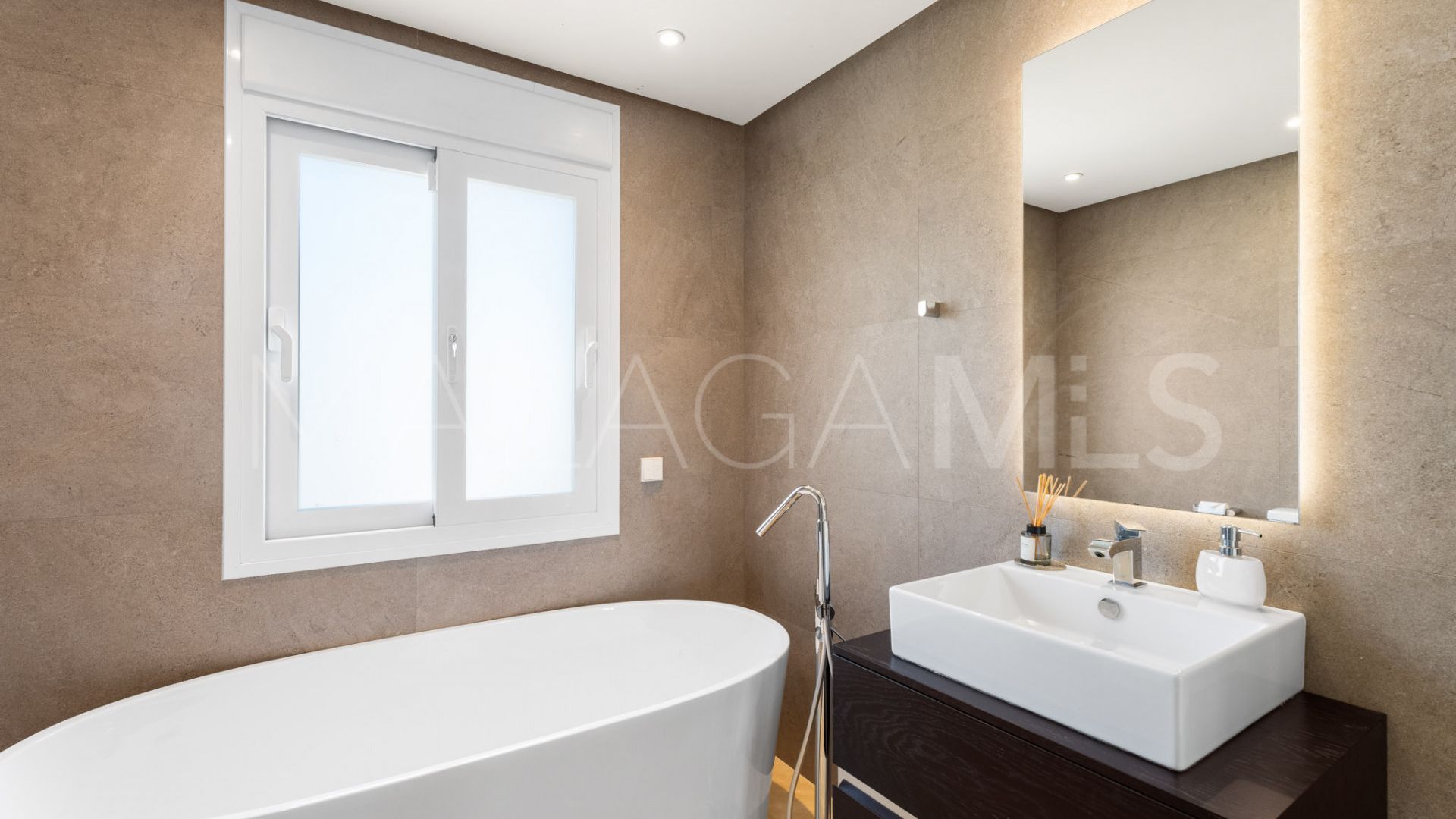 Villa for sale in Nueva Andalucia