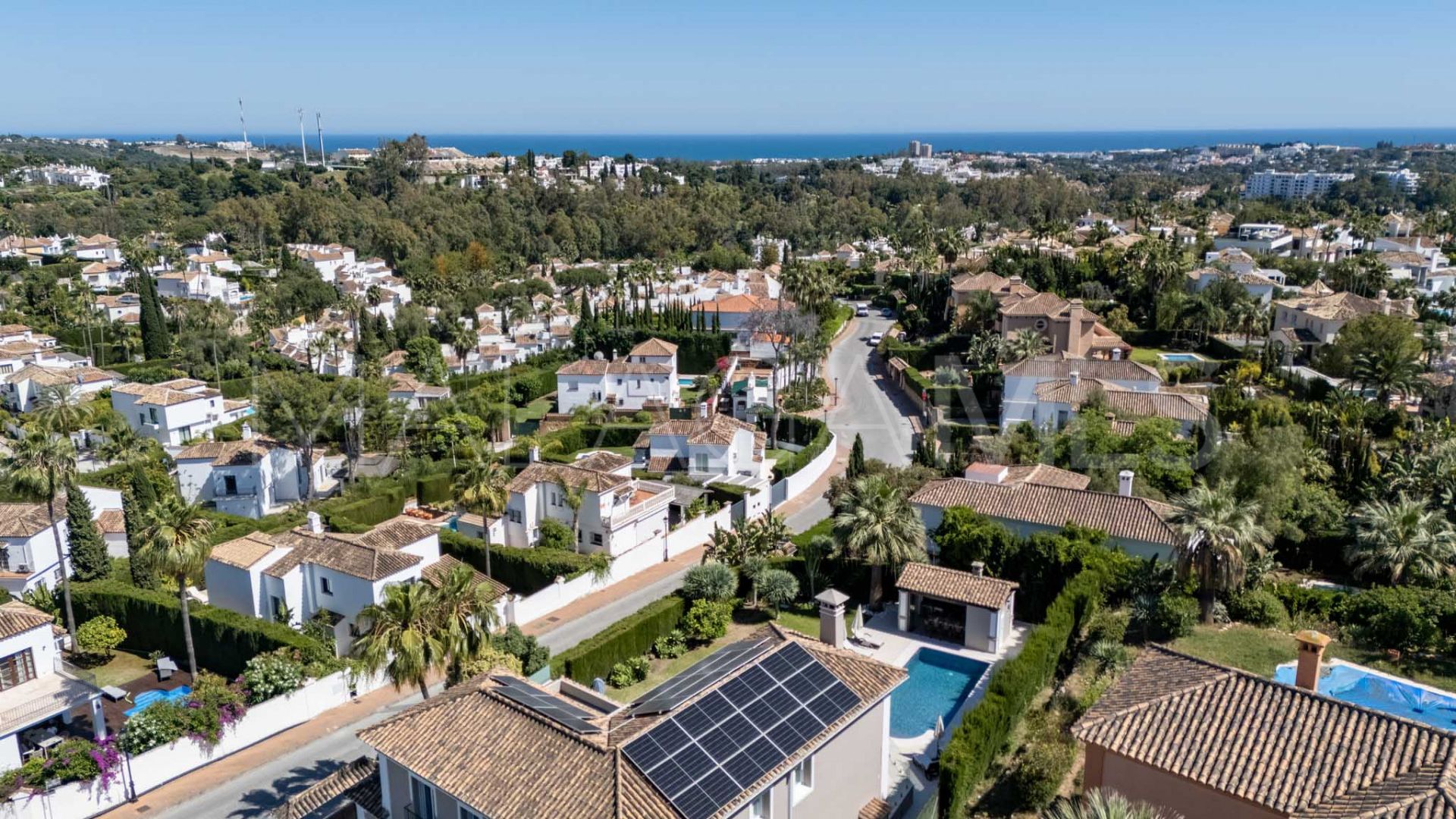 Villa for sale in Nueva Andalucia