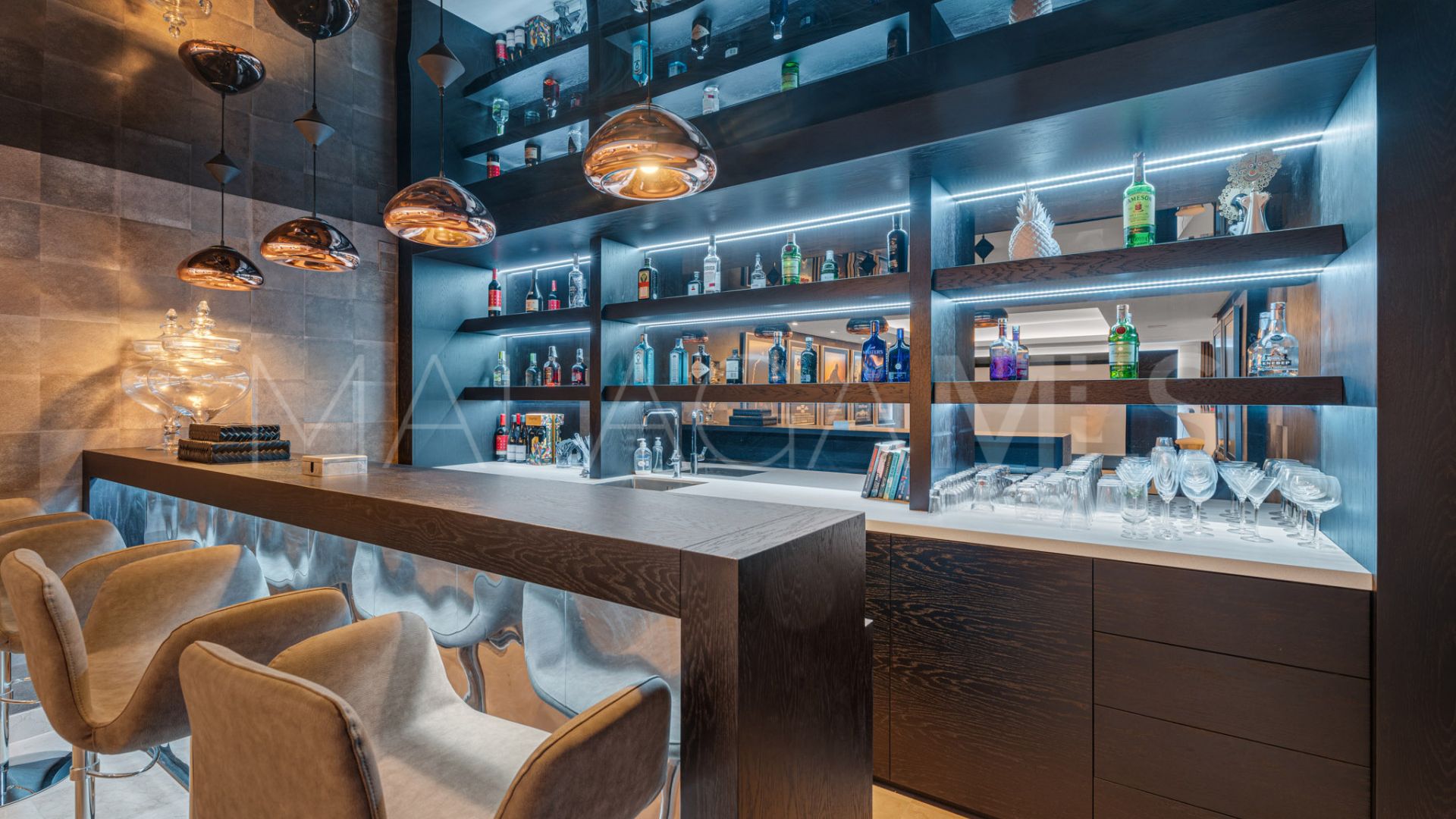 Villa for sale in Nueva Andalucia