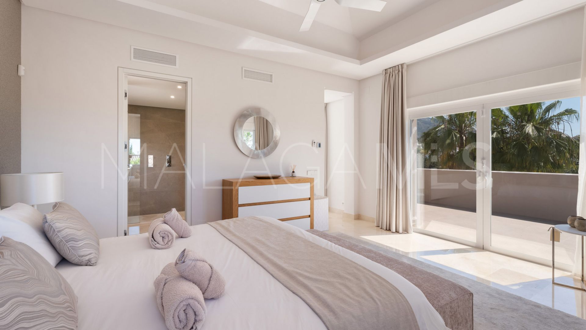 Villa for sale in Nueva Andalucia