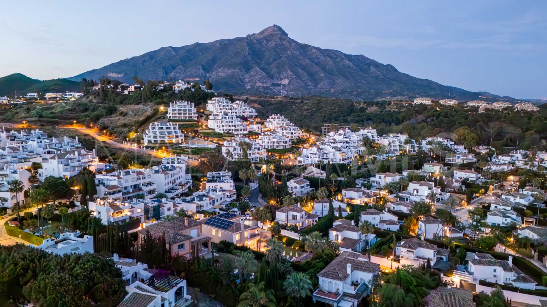 Villa for sale in Nueva Andalucia