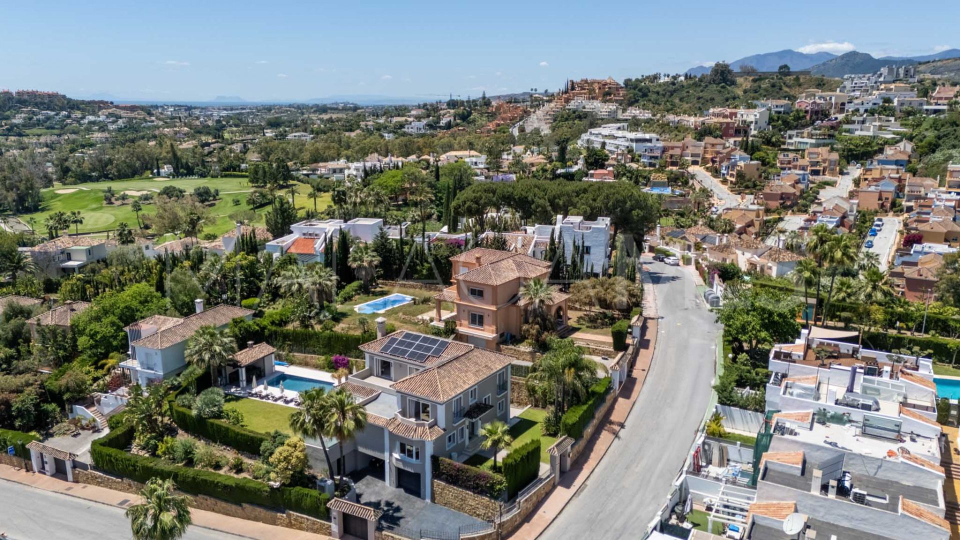 Villa for sale in Nueva Andalucia